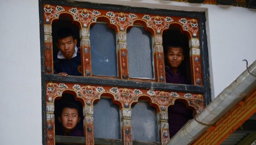 Des enfants apparaissent à une fenêtre, le 2 juin 2013 à Thimphou