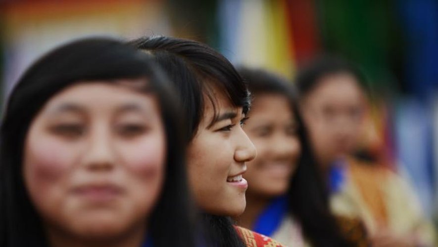 Des jeunes filles du Bhoutan sourient en interprétant une danse traditionnelle, le 2 juin 2013 à Thimphou