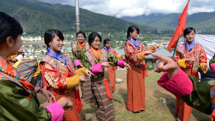 Des jeunes filles du Bhoutan s'entraînent avant une cérémonie traditionnelle, le 2 juin 2013 à Thimphou