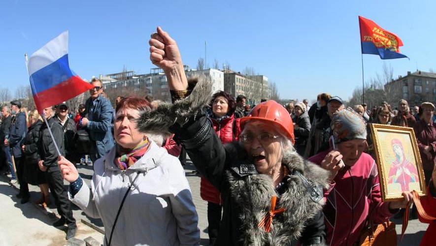 Des pro-russes manifestent devant un bâtiment officiel de la ville de l'est de l'Ukraine Donetsk, le 8 avril 2014