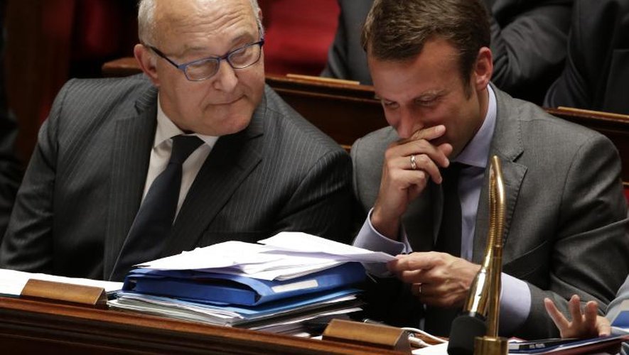 Le ministre des Finances Michel Sapin (g) et de l'Economie Emmanuel Macron lors des questions au Parlement, le 16 juin 2015