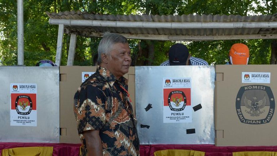 Des électeurs choisissent dans les isoloirs leurs candidats, à Jakarta le 9 avril 2014