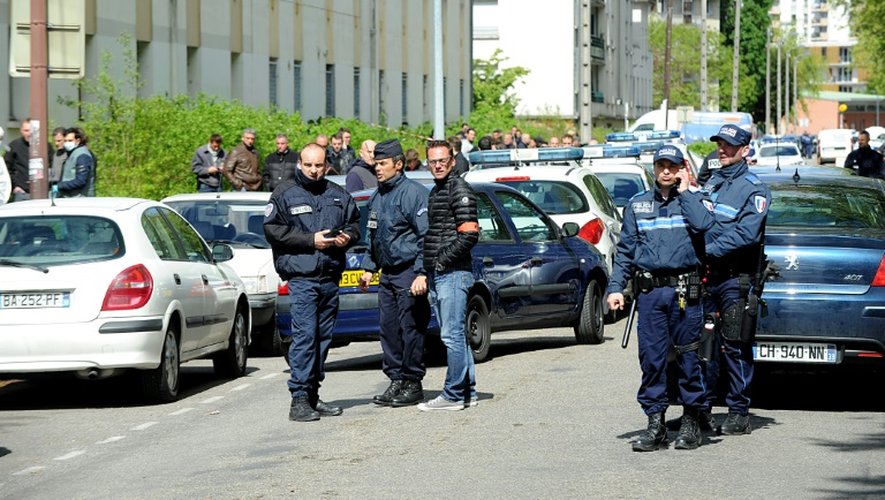 Des policiers sur le lieu de la fusillade qui a fait deux morts, le 25 avril 2016 à Grenoble