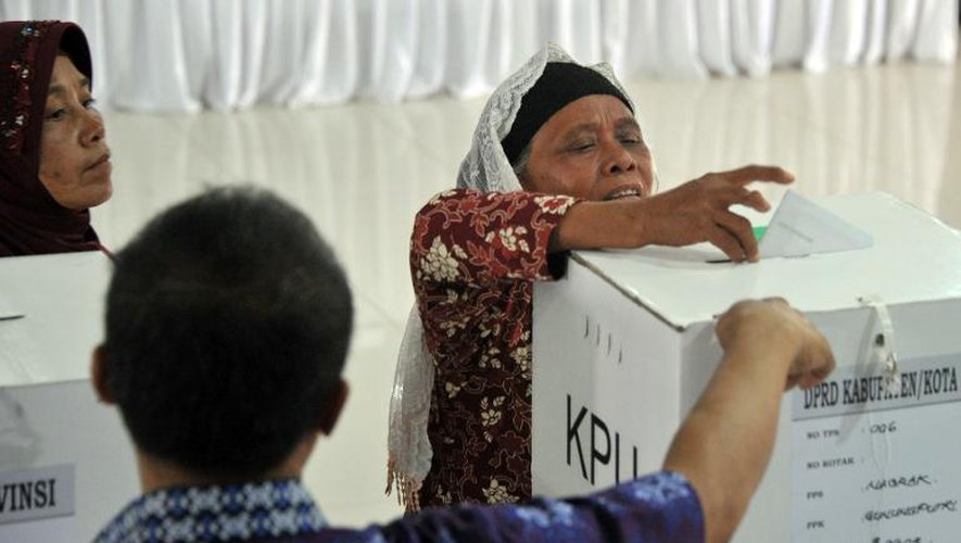 Une électrice vote dans un bureau de Jakarta, le 9 avril 2014