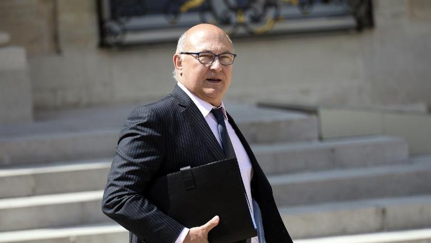 Le ministre des Finances Michel Sapin quitte l'Elysée le 17 juin 2015 à l'issue du conseil des ministres