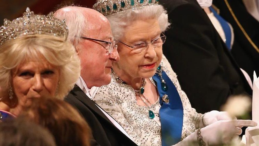 La reine Elizabeth II et le président irlandais Michael D. Higgins durant le dîner officiel, au château de Windsor, à Londres, le 8 avril 2014