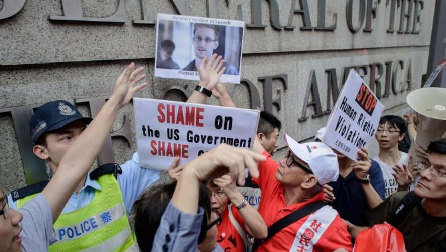 Des personnes manifestent en soutien à Edward Snowden, le 13 juin 2013 devant le consulat américain à Hong Kong