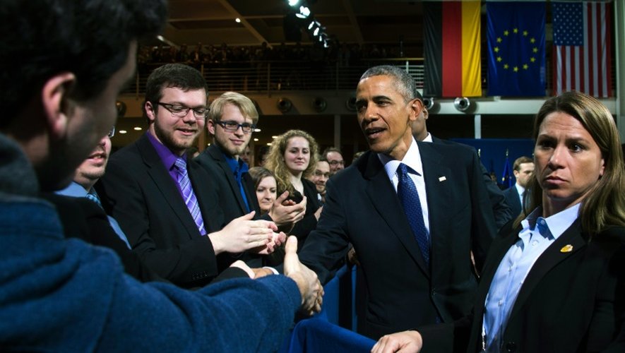 Le président américain Barack Obama serre la main de spectateurs après un discours à Hanovre en Allemagne, le 25 avril 2016