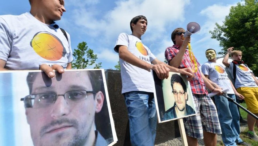 Des Ukrainiens manifestent en faveur d'Edward Snowden, le 27 juin 2013 devant l'ambassade américaine à Kiev