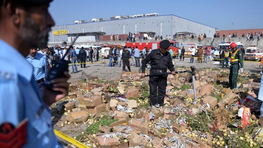 Le site d'un attentat à la bombe sur un marché d'Islamabad, le 9 avril 2014