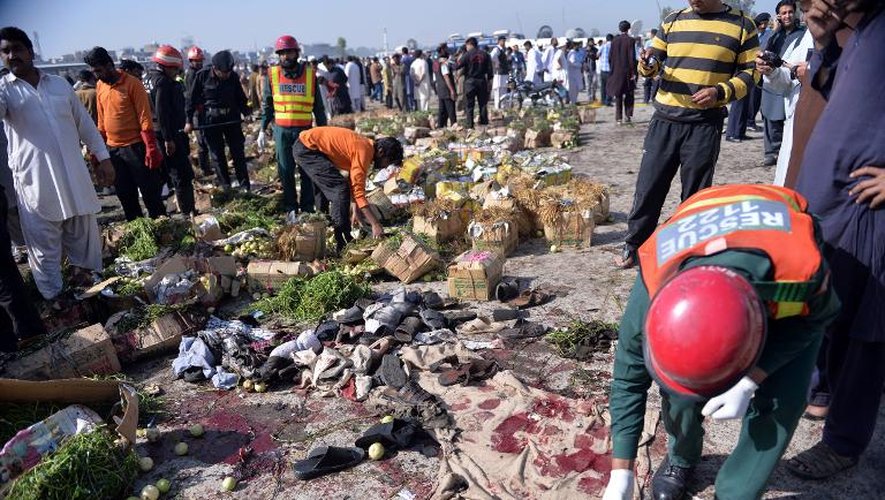 Des volontaires mènent des recherches sur un marché d'Islamabad après un attentat, le 9 avril 2014