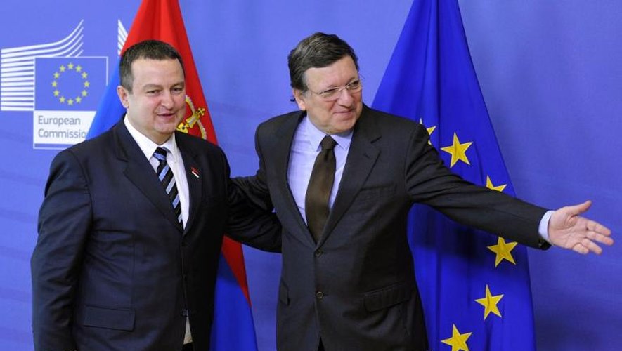 Le président de la Commission européenne Jose Manuel Barroso accueille le Premier ministre serbe Ivica Dacic à Bruxelles, le 26 juin 2013