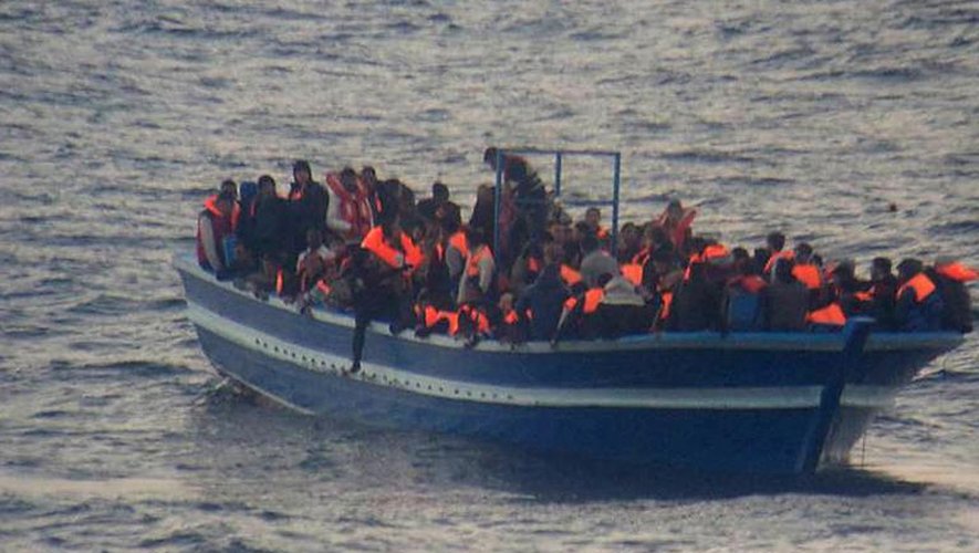 Photo d'archives de la marine italienne montrant une opération de sauvetage de migrants, près de l'île italienne de Lampedusa le 17 mars 2014