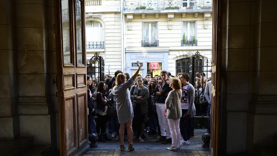 Des lycéens attendent d'entrer dans un établissement parisien pour soutenir l'épreuve de philosophie du baccalauréat, le 17 juin 2015