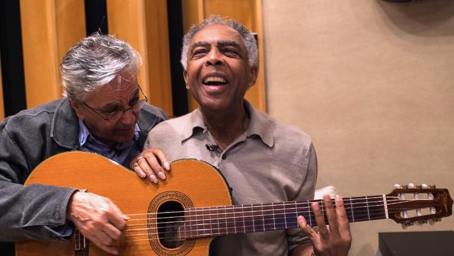 Les musiciens brésiliens Caetano Veloso (g) et Gilberto Gil jouent sur la même guitare dans le studio de Gilberto Gil à Rio de Janeiro, le 15 juin 2015