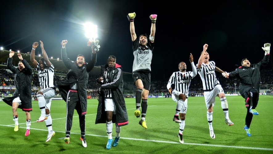 Les joueurs de la Juventus fêtent leur victoire sur la pelouse de la Fiorentina, le 24 avril 2016