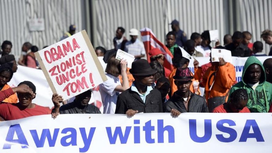 Des manifestants sont rassemblés devant l'ambassade américaine de Pretoria pour dénoncer la venue de Barack Obama, le 28 juin 2013