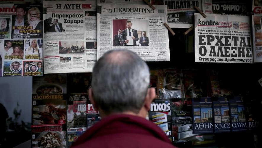 Le ministre des Finances grec Yannis Stournaras à la Une des journaux dans un kiosque, à Athènes le 3 avril 2014