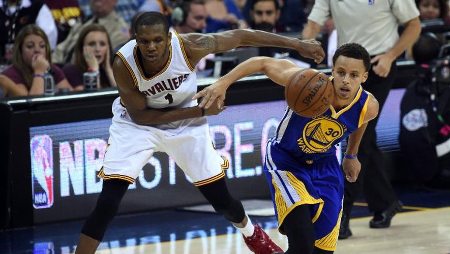 Stephen Curry (d) des Warriors Golden State aux prises avec James Jones de Cleveland, en finale de la NBA le 16 juin 2015