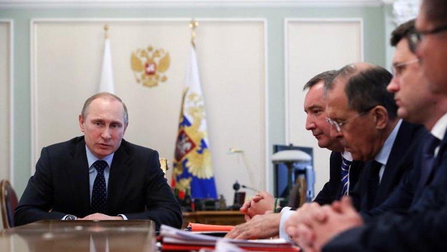 Une réunion des membres du gouvernement russe autour du président Vladimir Poutine dans la résidence présidentielle de Novo-Ogaryovo en banlieue de Moscou le 9 avril 2014