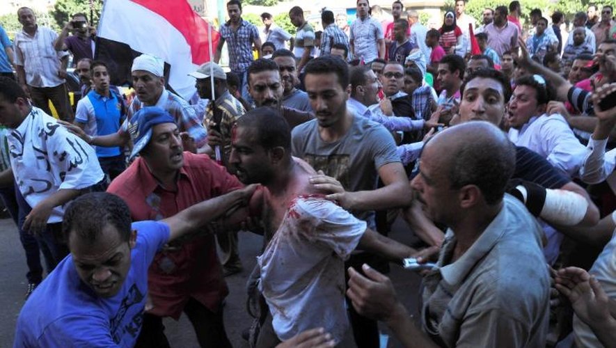 Un homme est blessé lors de heurts en Egypte entre opposants et partisans de Mohamed Morsi, le 28 juin 2013 à Alexandrie