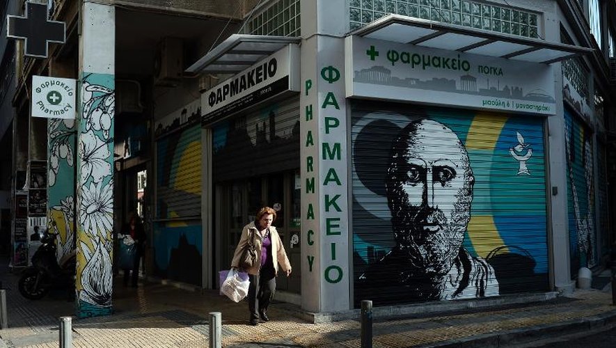 Une pharmacie restée close dans le centre d'Athènes, le 9 avril 2014 jour de grève générale