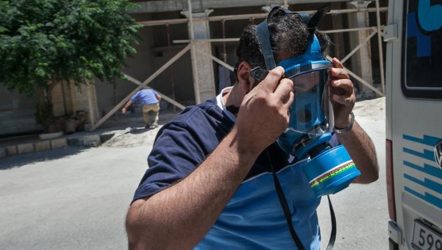 Un ambulancier syrien enfile un masque à gaz après des bruits faisant état d'attaques chimiques, dans le nord ouest du pays le 21 juin 2013