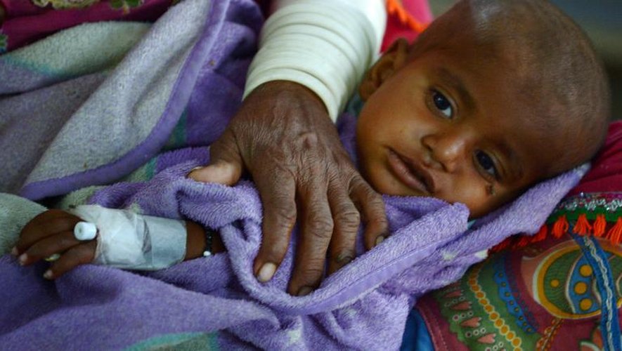 Une villageoise pakistanaise dans un hôpital avec son enfant malade, en conséquence de la famine le mars 11 2014, à Mithi à 300 km de Karachi, au Pakistan