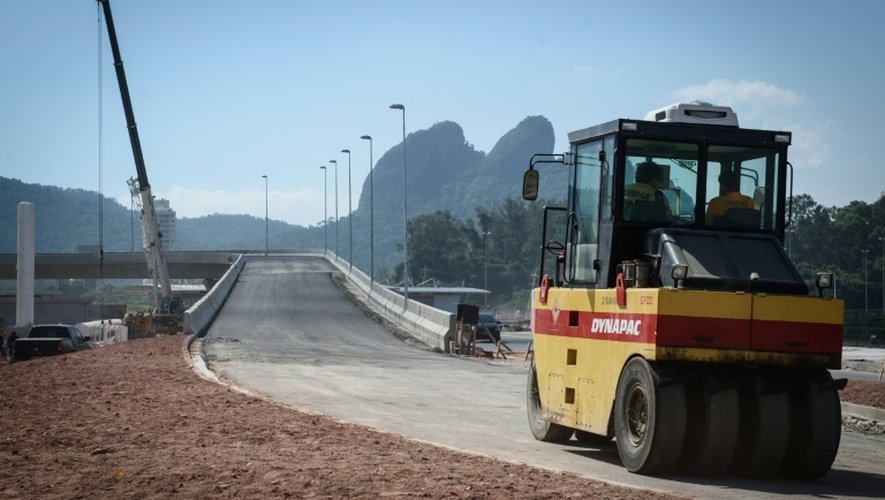 Des ouvriers travaillent sur la voie rapide transolympique, à Rio le 8 avril 2016