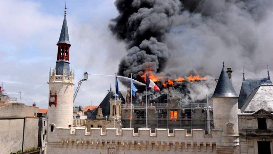 La mairie de La Rochelle en proie aux flammes, le 28 juin 2013