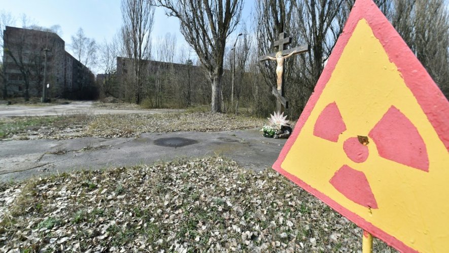 Un panneau mettant en garde contre la radioactivité dans la ville fantôme de Prypyat, près de Tchernobyl, le 8 avril 2016