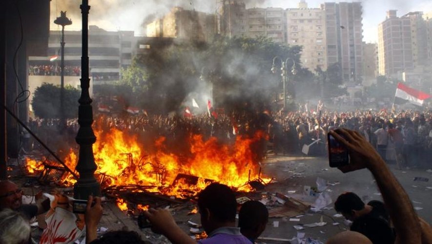 Des opposants au président Mohamed Morsi lors de heurts avec la police à Alexandrie, le 28 juin 2013