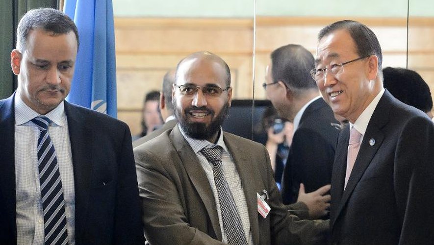 Le représentant du gouvernement yéménite en exil Abdel Wahab al-Humayqani (C) et le Secrétaire général des Nations Unies Ban Ki-moon (d), le 15 juin 2015 à Genève