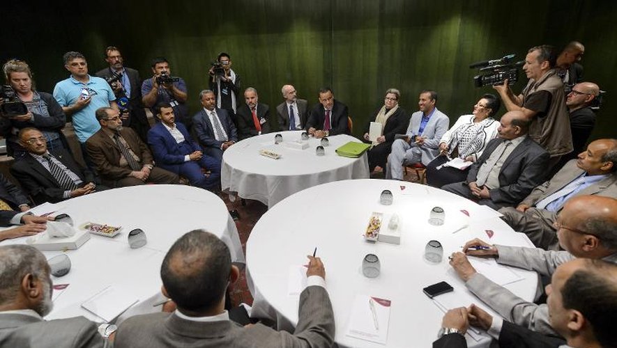 L'envoyé spécial de l'ONU pour le Yémen Ismail Ould Cheikh Ahmed (c) au milieu de la délégation des rebelles yéménites aux pourparlers de paix de Genève, le 16 juin 2015