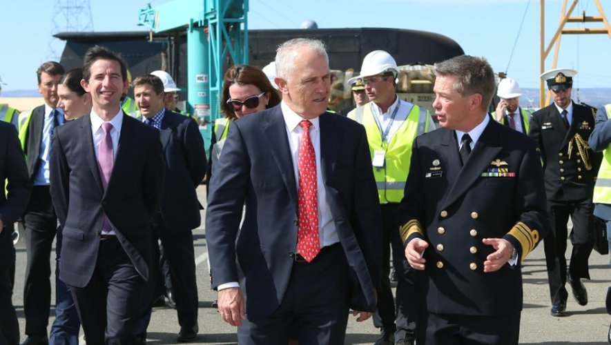 Le Premier ministre australien Malcolm Turnbull (C) et le chef de la marine le vice-amiral Tim Barrett (D) le 26 avril 2016 à Adelaide