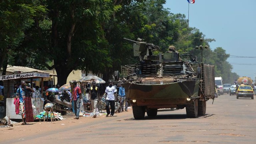 Un véhicule blindé d'une patrouille de la Gendarmerie française mobile dans une rue de Bangui le 9 avril 2014