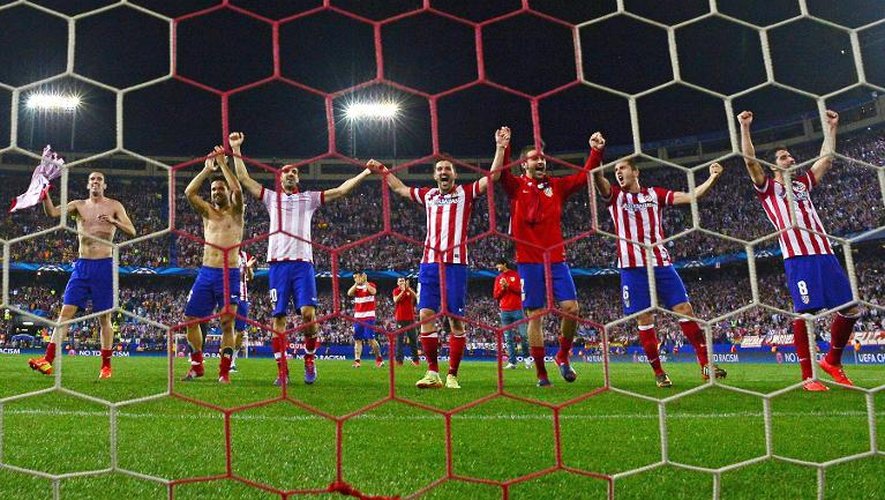 Les joueurs de l'Atletico Madrid célèbrent leur qualification en demi- finale de la Ligue des champions après leur victoire face au FC Barcelone en 1/4 de finale retour à Madrid