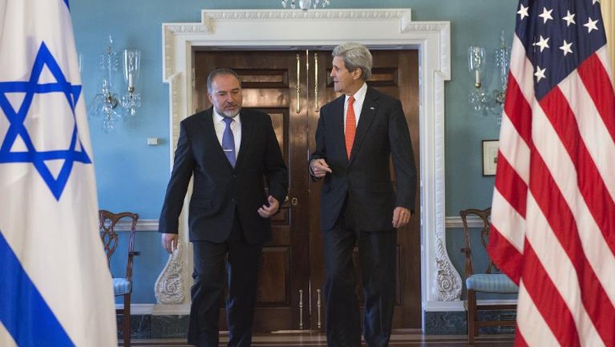 Le secrétaire d'Etat américain John Kerry (d) et le ministre israélien des Affaires étrangères Avigdor Lieberman à Washington le 9 avril 2014