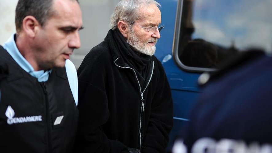 Maurice Agnelet quitte la cour d'assises d'Ille-et-Vilaine, à l'issue du troisième jour de son procès, le 9 avril 2014 à Rennes