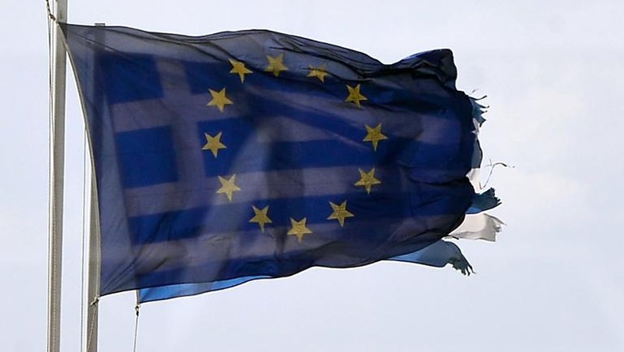 Les drapeaux européen et grec, le 25 février 2015 à Athènes
