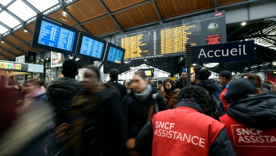 Des voyageurs à la gare Saint-Lazare le 26 avril 2016, jour de grève des cheminots, à Paris