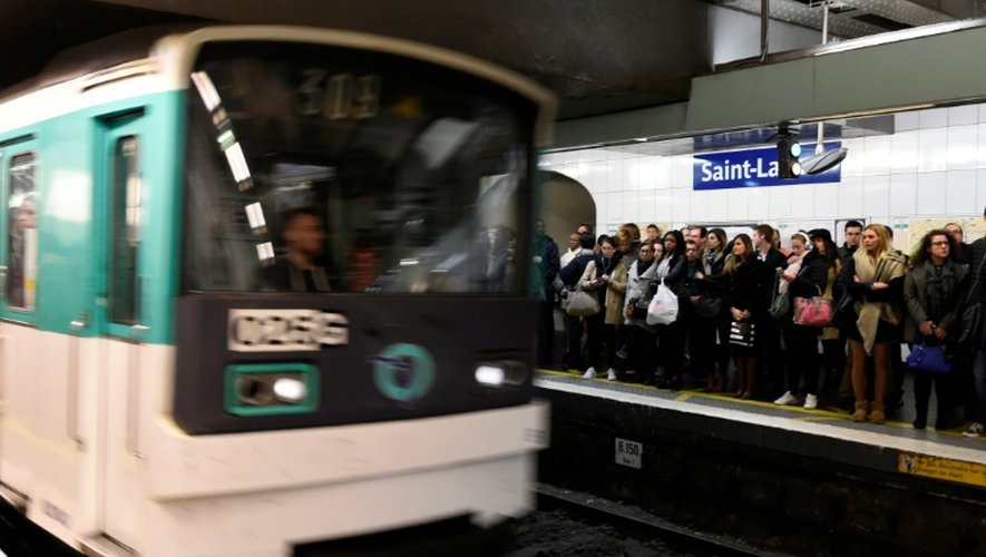 Des voyageurs dans le métro à Saint-Lazare le 26 avril 2016, jour de grève dans les transports, à Paris