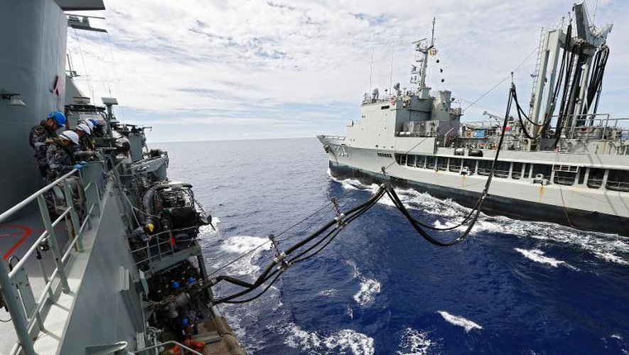 Photo distribuée par la marine australienne, prise le 7 avril 2014, montrant le HMAS Perth approvisionné en carburant en mer lors des opérations de recherche du Boeing 777 disparu de la Malaysia airlines