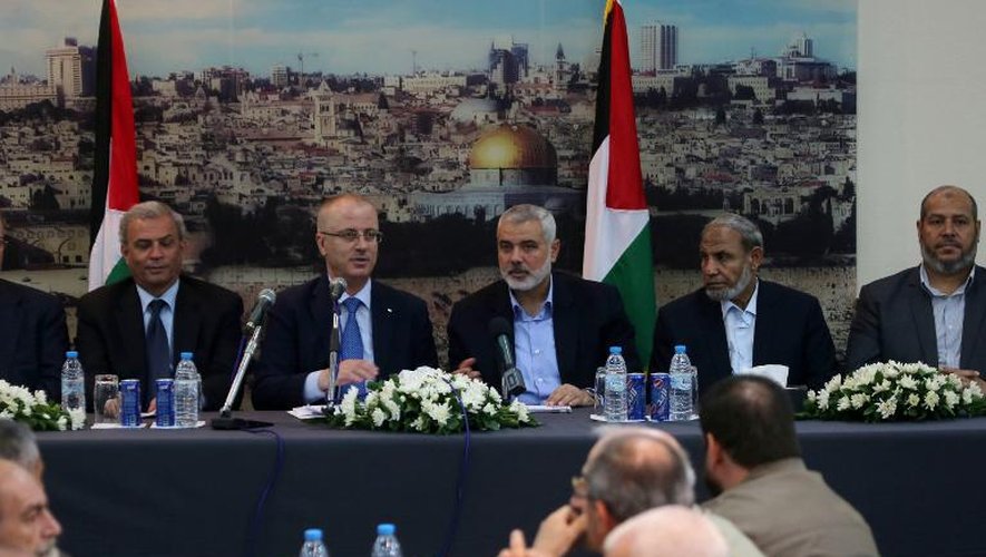 Une conférence de presse de membres du gouvernement d'unité palestinien, avec le leader du Hamas Ismael Haniya (c) et le Premier ministre palestinien Rami Hamdallah (2e g), le 9 octobre 2014 à Gaza