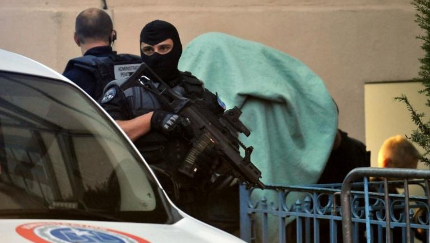 Les policiers extraient hors du tribunal Matthieu, accusé du viol et du meurtre de la jeune Agnès Marin, le 28 juin 2013 au Puy-en-Velay