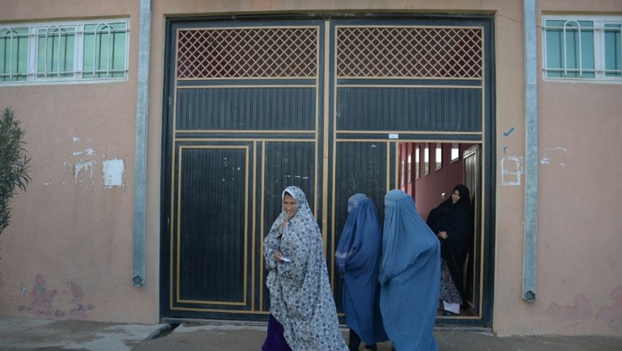 Des Afghanes à la sortie d'un cours  sur des méthodes de contraception proposées par l'ONG britannique Marie Stopes International, le 19 mars 2016 à Mazar-i-Sharif