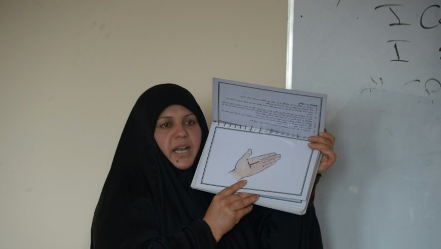 Batoul Mahadiyar, directrice d'une école coranique réservée au femmes, lors d'un exposé sur les méthodes contraceptives le 19 mars 2016 à Mazar-i-Sharif