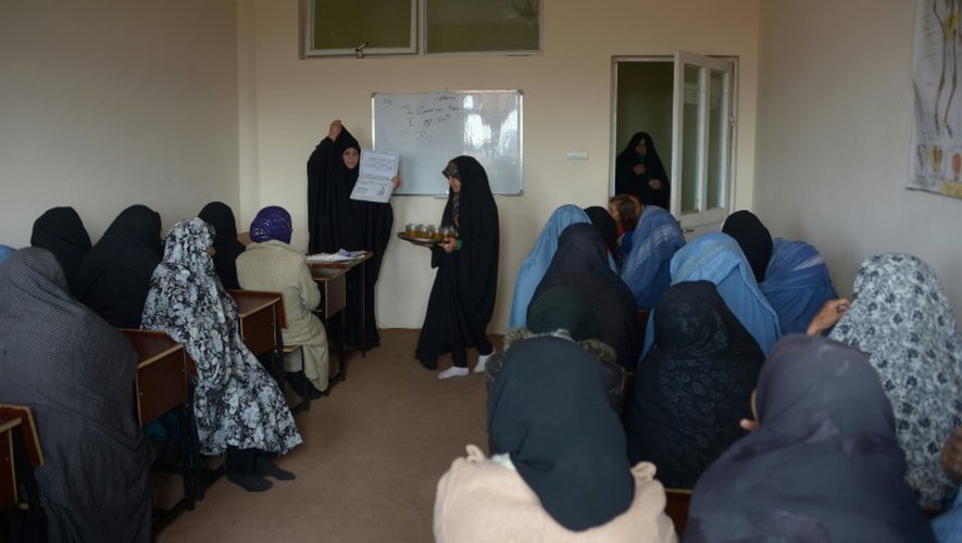 Des Afghanes assistent à un exposé sur des méthodes de contraception proposées par l'ONG britannique Marie Stopes International, le 19 mars 2016 à Mazar-i-Sharif