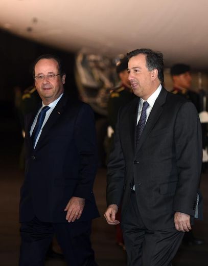 Le président français François Hollande accompagné du ministre mexicain des Affaires étrangères, Antonio Meade, à son arrivée à l'aéroport de Mexico, le 10 avril 2014