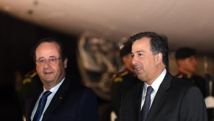 Le président français François Hollande accompagné du ministre mexicain des Affaires étrangères, Antonio Meade, à son arrivée à l'aéroport de Mexico, le 10 avril 2014